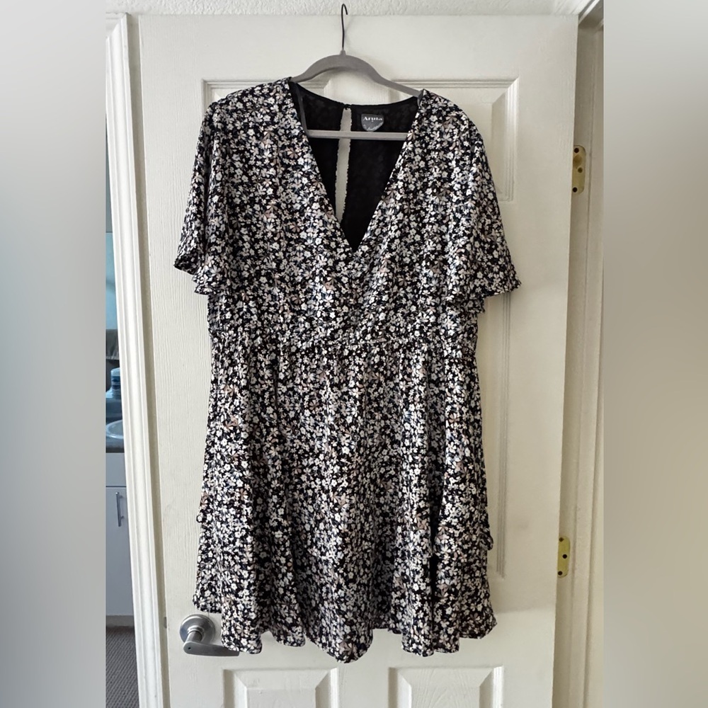 Arula Women's Black and White Floral Midi Dress